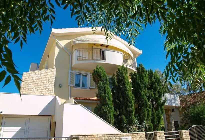 Apartment Complex Kristi