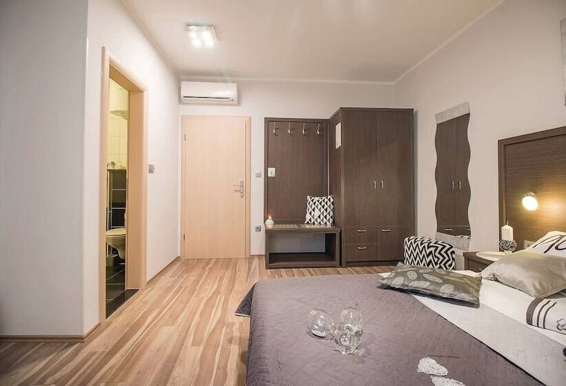 پانسیون Holiday Center Ivona