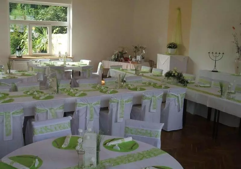 Hotelli Gasthaus & Pension Zum Schwarzen Adler