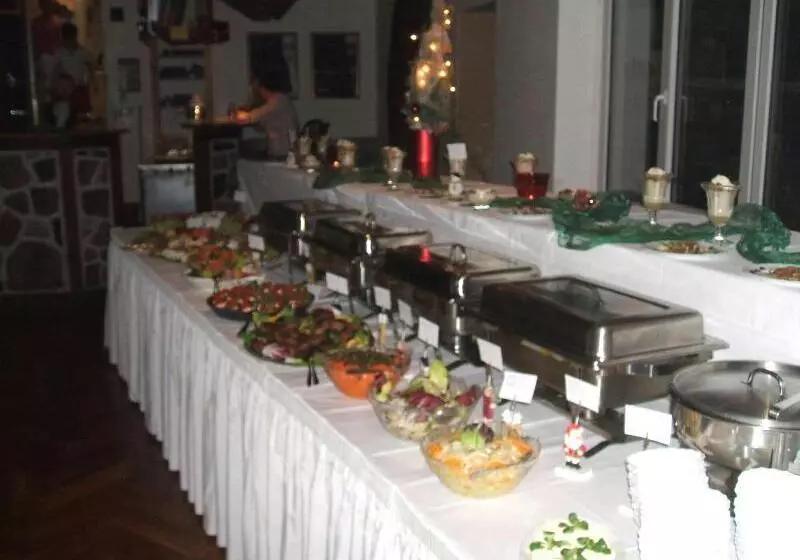 Hotelli Gasthaus & Pension Zum Schwarzen Adler