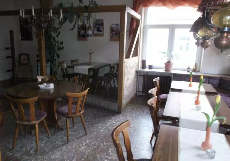 Hotelli Gasthaus & Pension Zum Schwarzen Adler