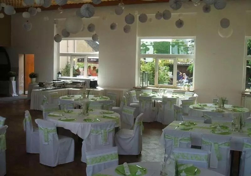 Hotelli Gasthaus & Pension Zum Schwarzen Adler