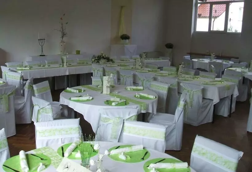 Hotelli Gasthaus & Pension Zum Schwarzen Adler