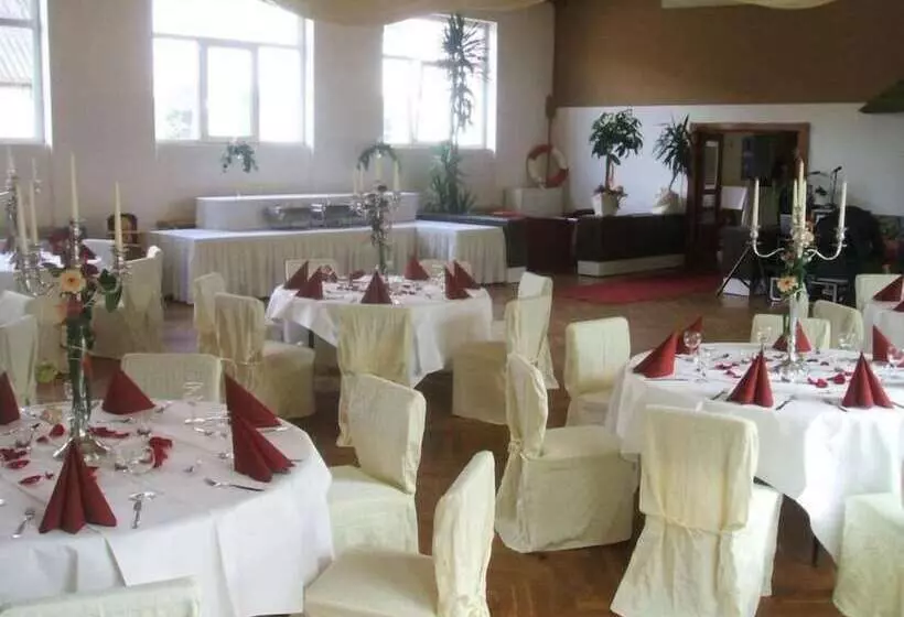 Hotelli Gasthaus & Pension Zum Schwarzen Adler