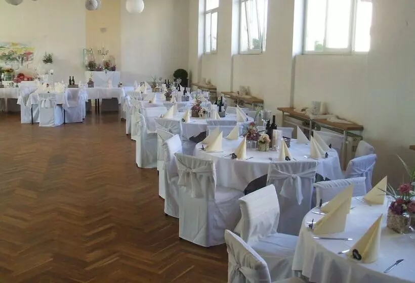 Hotelli Gasthaus & Pension Zum Schwarzen Adler