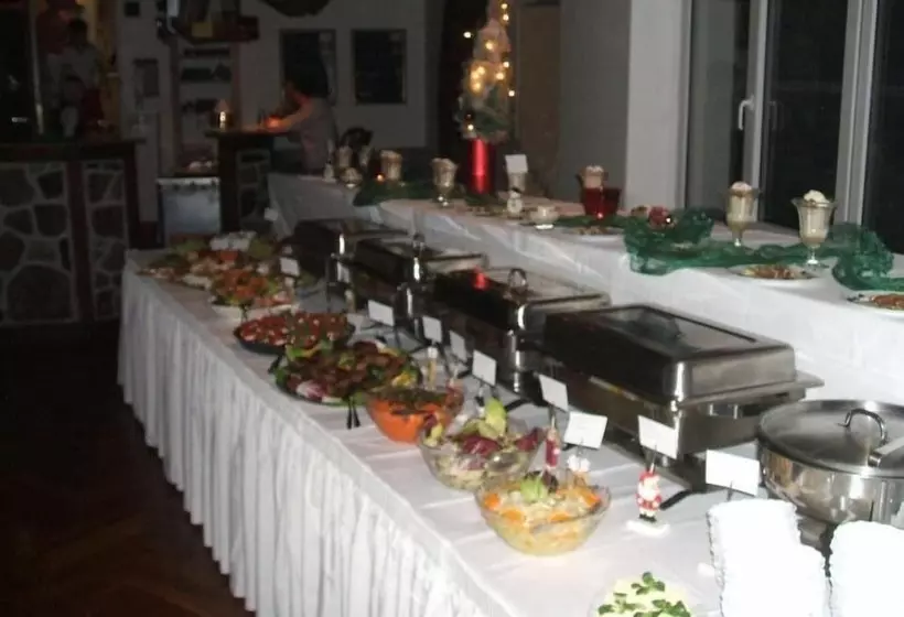 Hotelli Gasthaus & Pension Zum Schwarzen Adler