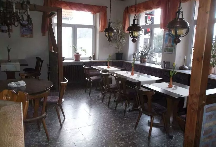 Hotelli Gasthaus & Pension Zum Schwarzen Adler