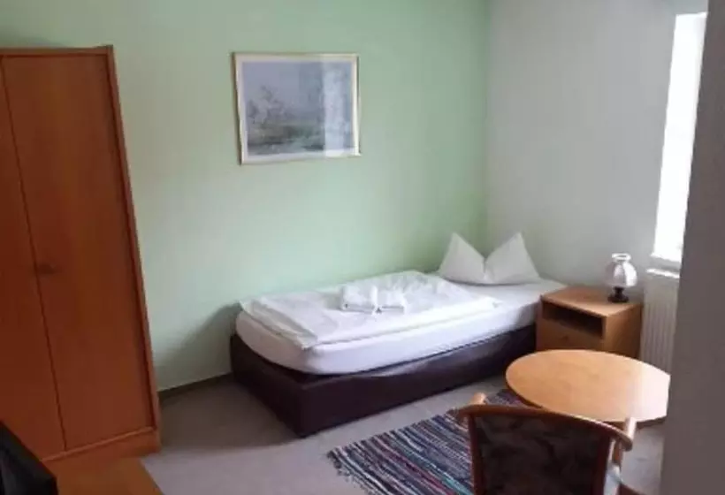 Hotelli Gasthaus & Pension Zum Schwarzen Adler