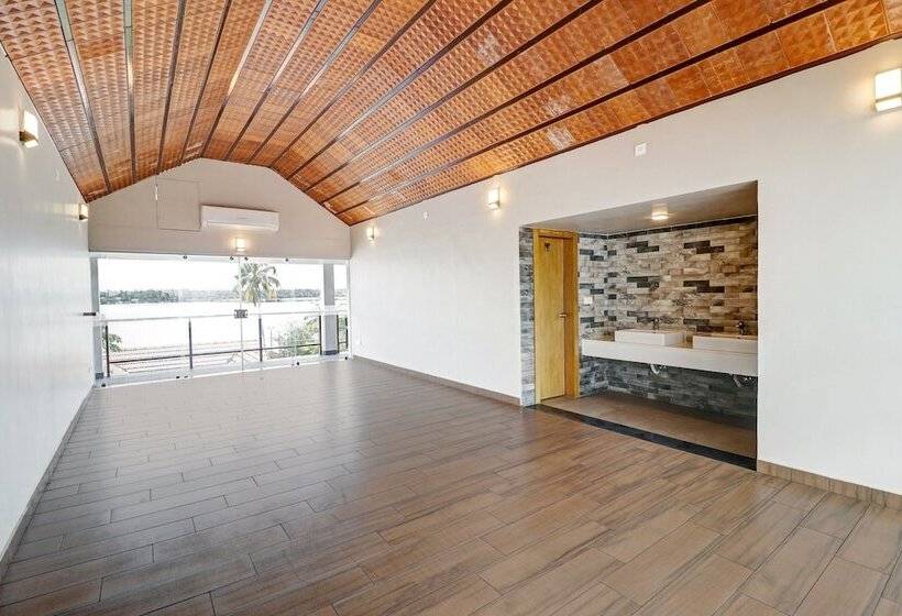 ホテル Townhouse Oak Edassery S Sealine Villa Stay