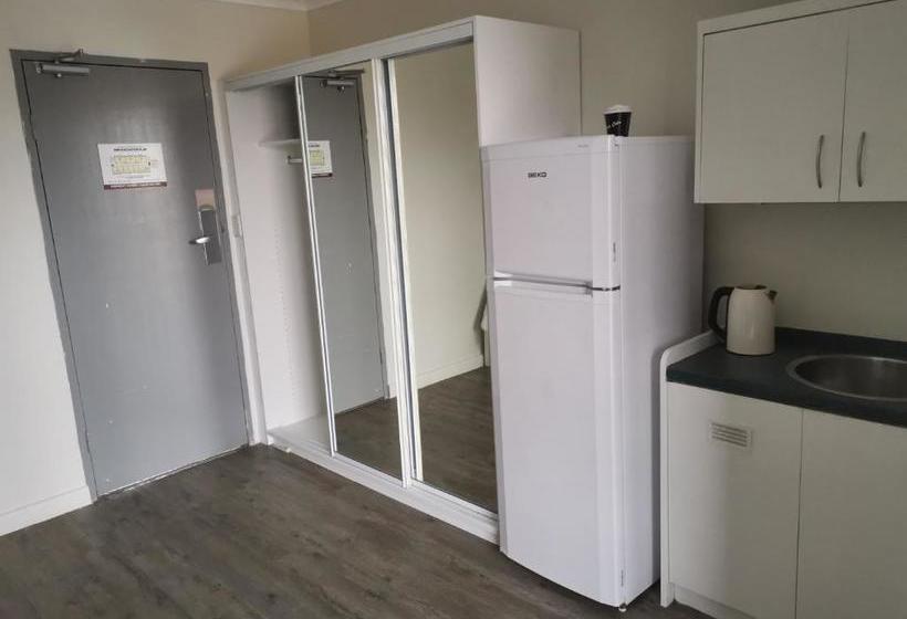 הוסטל Rooftop Travellers Lodge