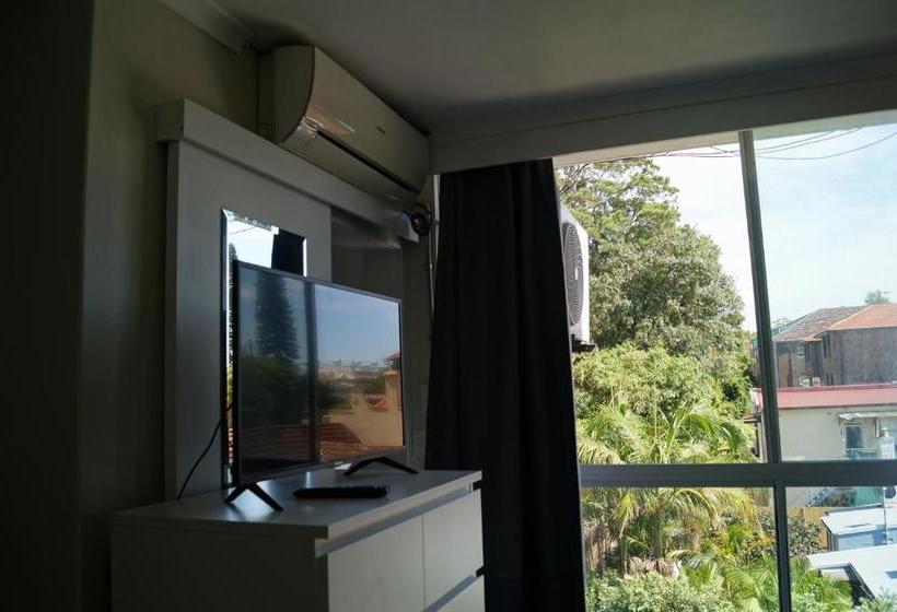 הוסטל Rooftop Travellers Lodge