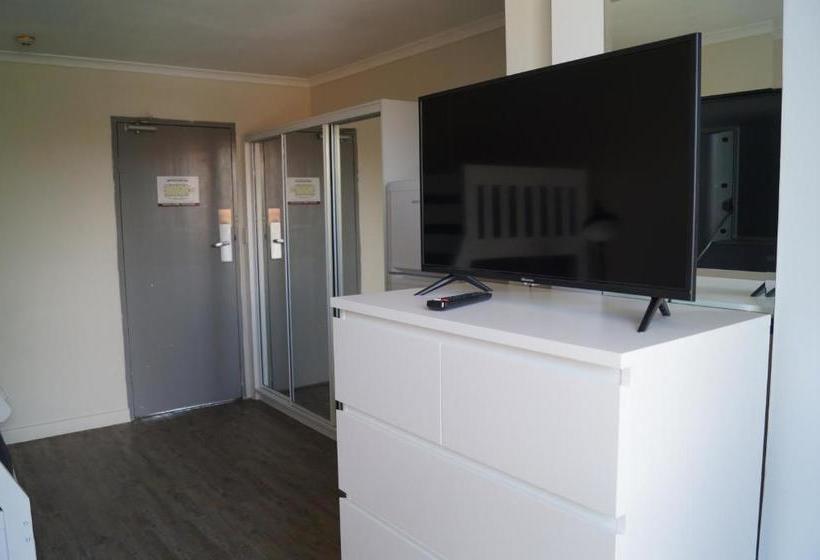 הוסטל Rooftop Travellers Lodge