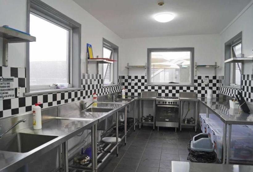 הוסטל Rooftop Travellers Lodge