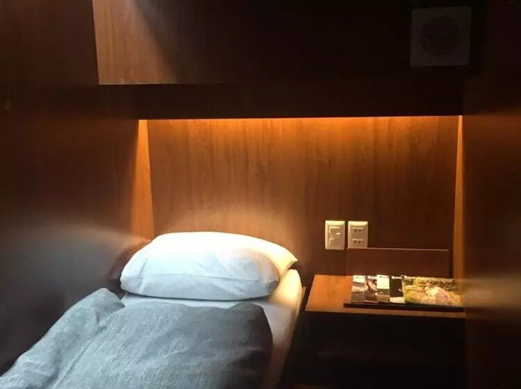 هتل Onkel Inn Airport Sleepbox