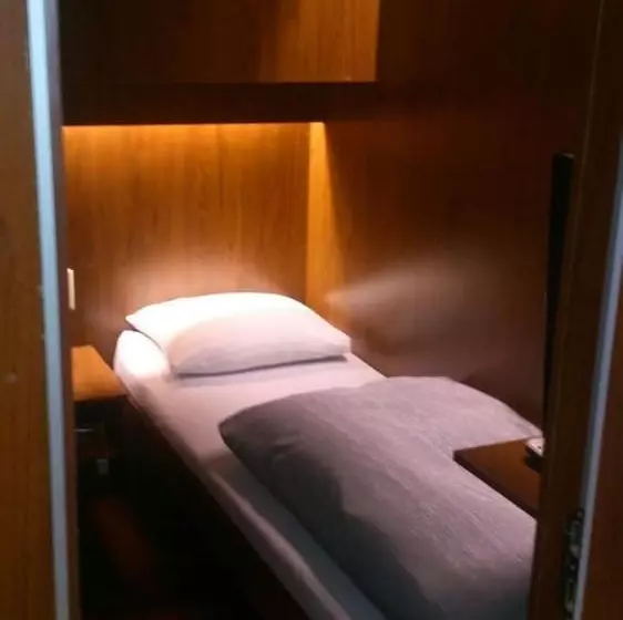 هتل Onkel Inn Airport Sleepbox