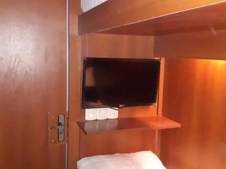 هتل Onkel Inn Airport Sleepbox