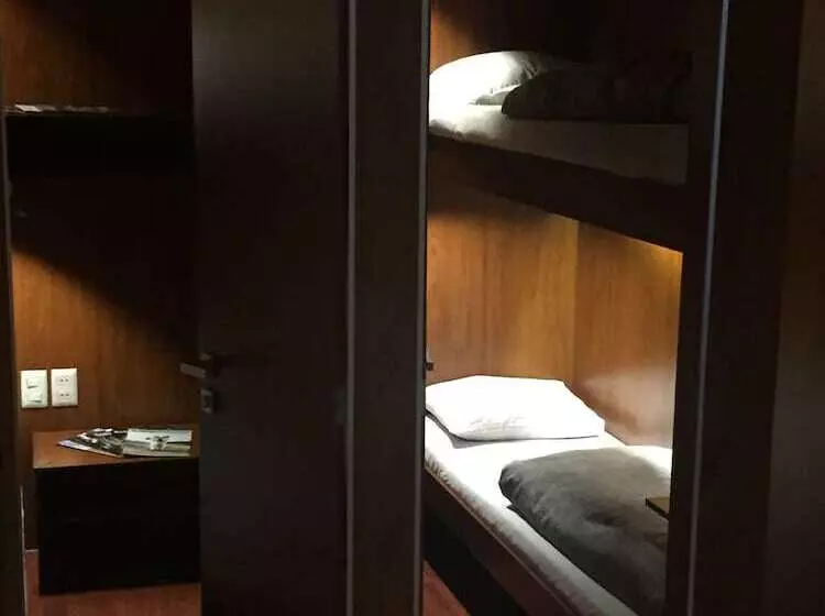 هتل Onkel Inn Airport Sleepbox