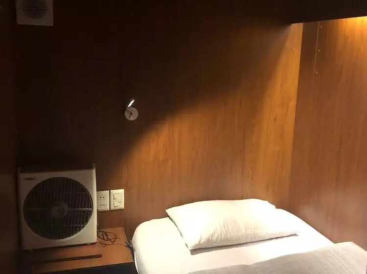 هتل Onkel Inn Airport Sleepbox