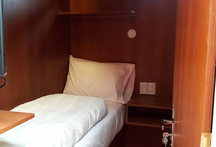 هتل Onkel Inn Airport Sleepbox