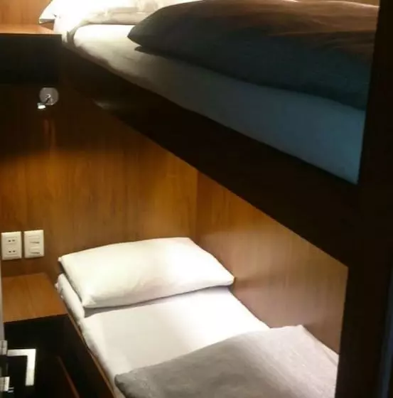 هتل Onkel Inn Airport Sleepbox