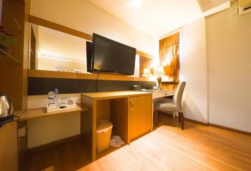 ホテル Reddoorz Plus Near Universitas Negeri Makassar 2