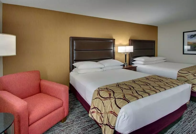 Отель Drury Inn & Suites Bowling Green