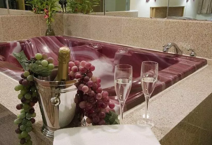 Отель Executive Inn