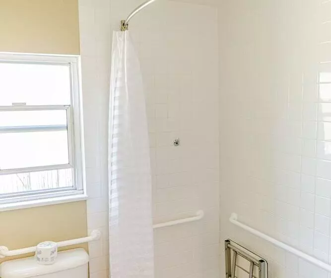 فندق Inn At East Beach