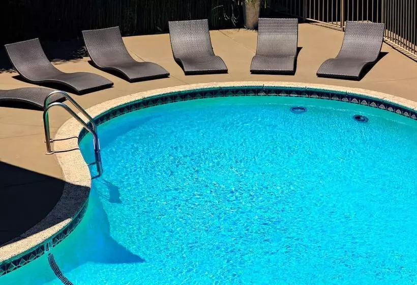 فندق Inn At East Beach