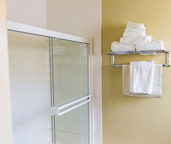 Отель Inn At East Beach