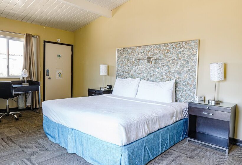 Отель Inn At East Beach