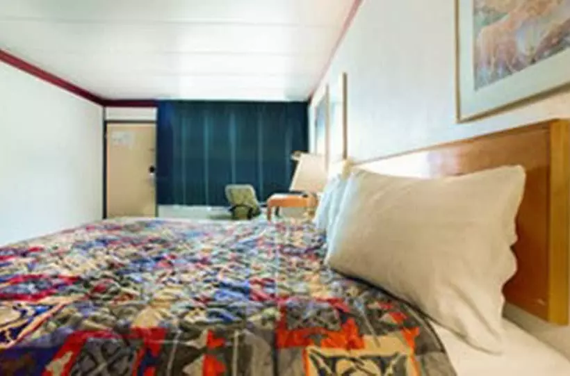 Отель Loyalty Inn Maryville