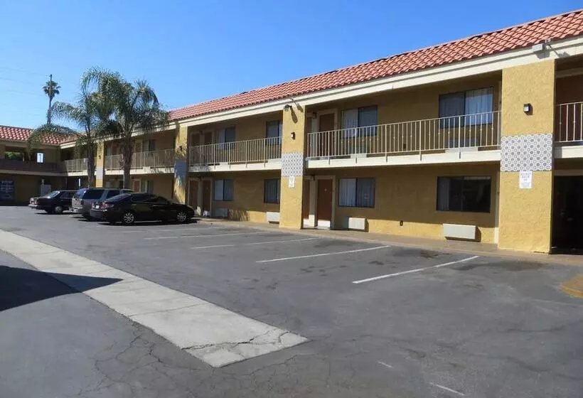 Hotel Riverside Inn & Suites