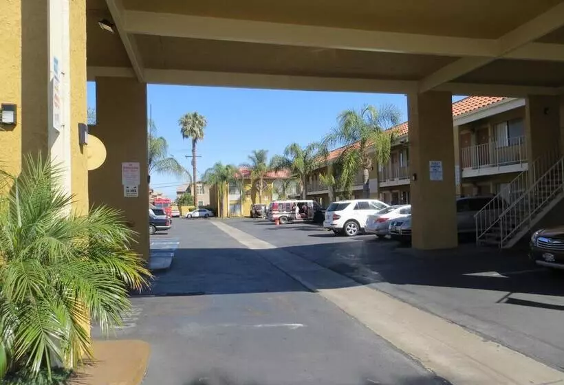 Hotel Riverside Inn & Suites