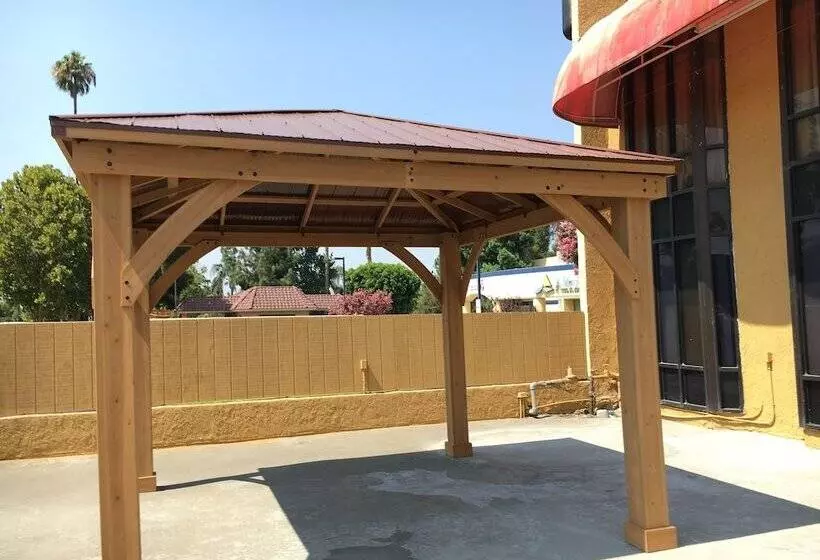 Hotel Riverside Inn & Suites