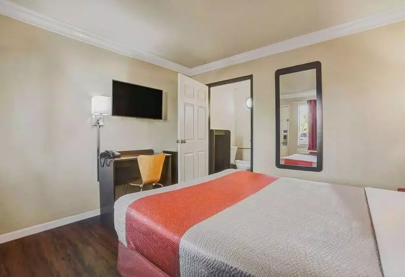 Motel 6fresno, Ca  Belmont Ave