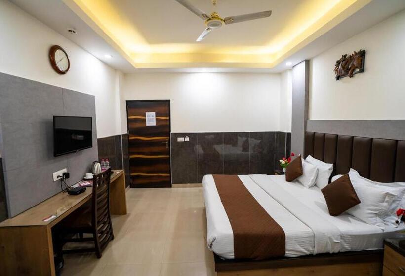 בית מלון כפרי Mahajan International, Delhi Airport