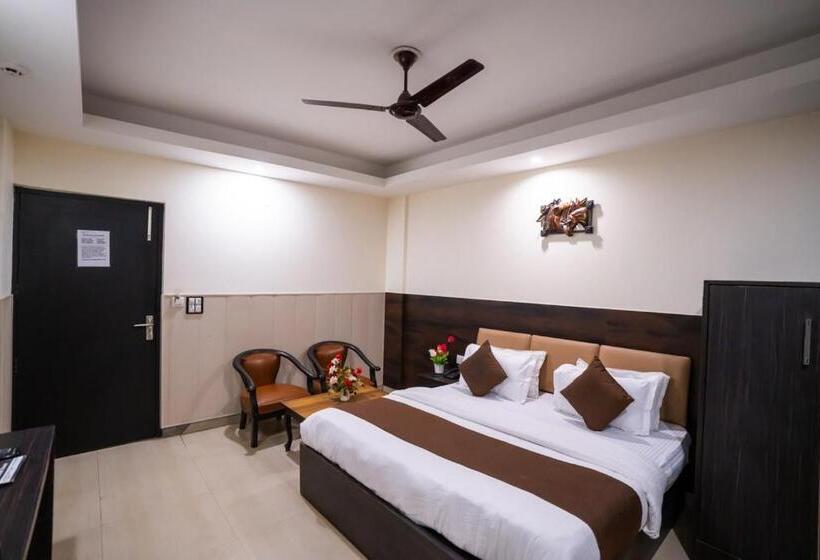 בית מלון כפרי Mahajan International, Delhi Airport