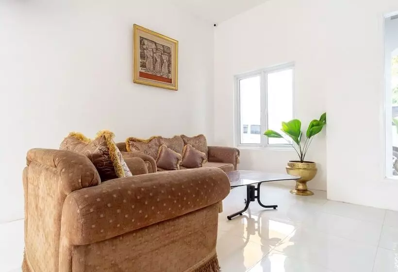 ホテル Capital O 92444 Kamojo Guest House