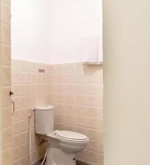 ホテル Capital O 92444 Kamojo Guest House