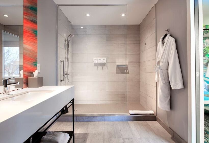 هتل Canvas Moncton, Tapestry Collection By Hilton