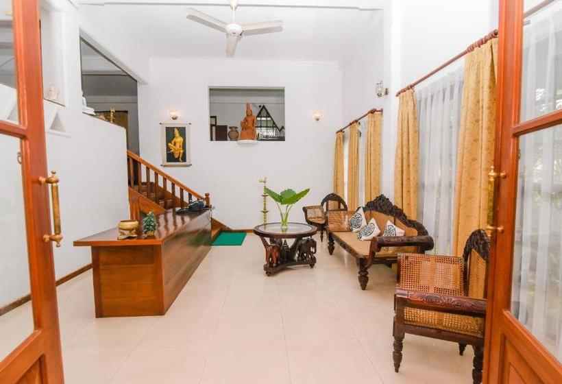 Otel Oyo 373 Grand Kandy Villa