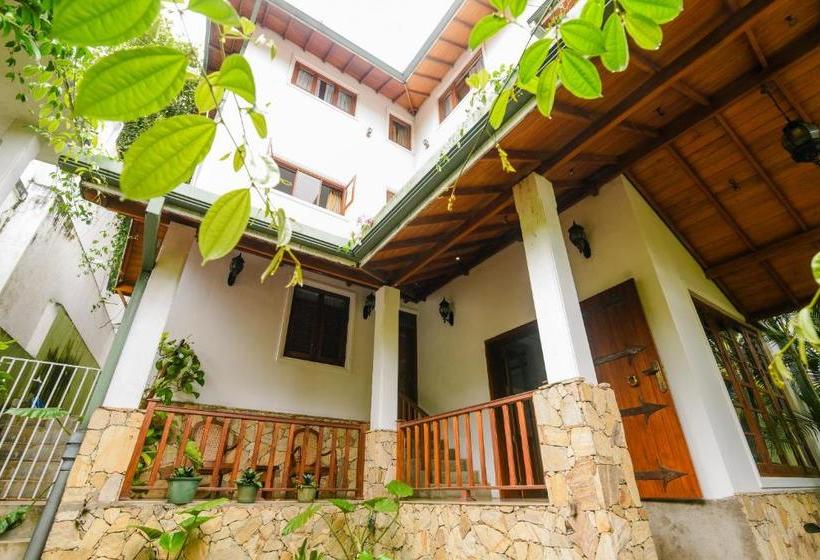 Otel Oyo 373 Grand Kandy Villa