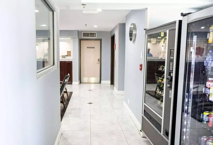 Отель Baymont By Wyndham College Park Atlanta Airport South