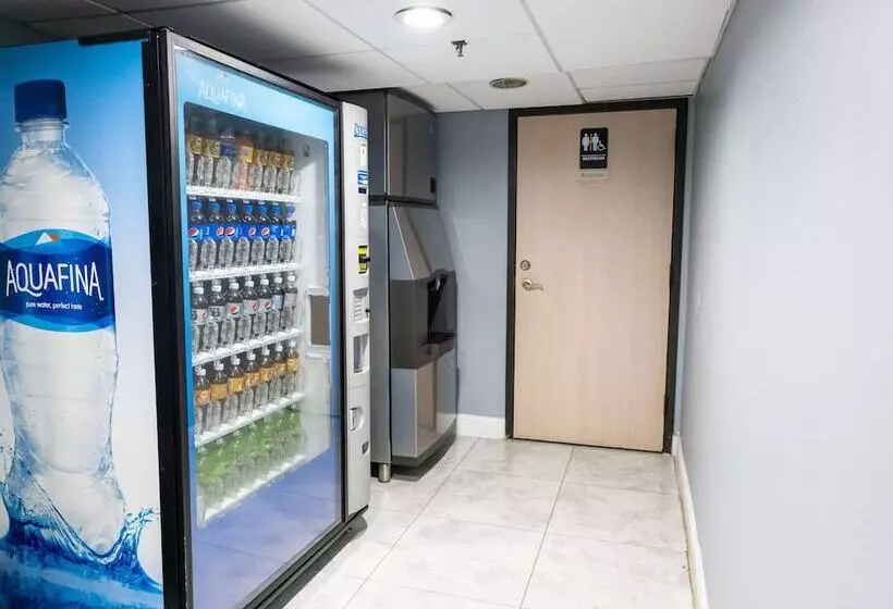 Отель Baymont By Wyndham College Park Atlanta Airport South