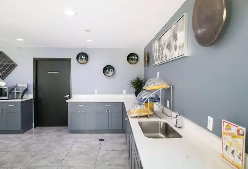 Отель Baymont By Wyndham College Park Atlanta Airport South