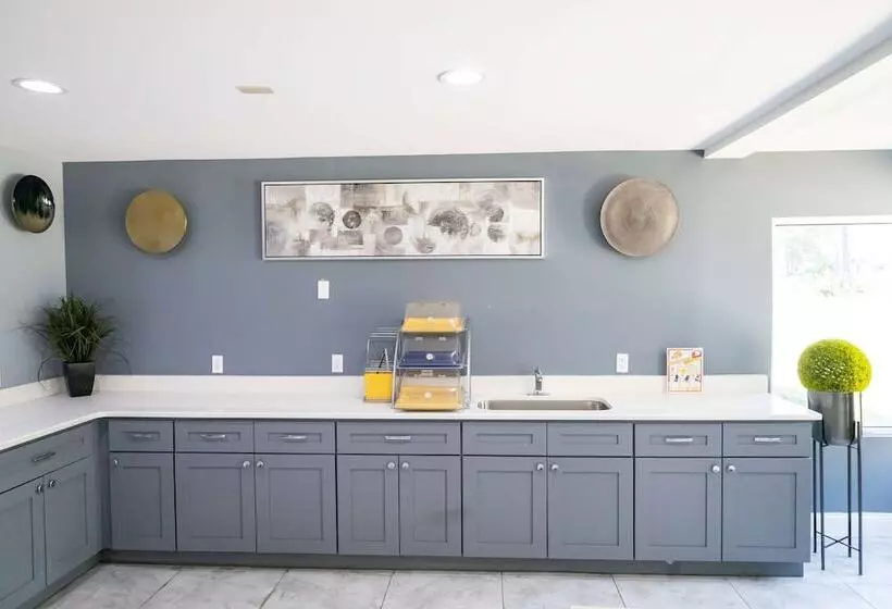 Отель Baymont By Wyndham College Park Atlanta Airport South