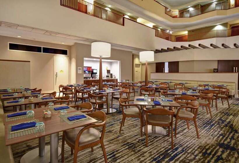 هتل Embassy Suites Charleston