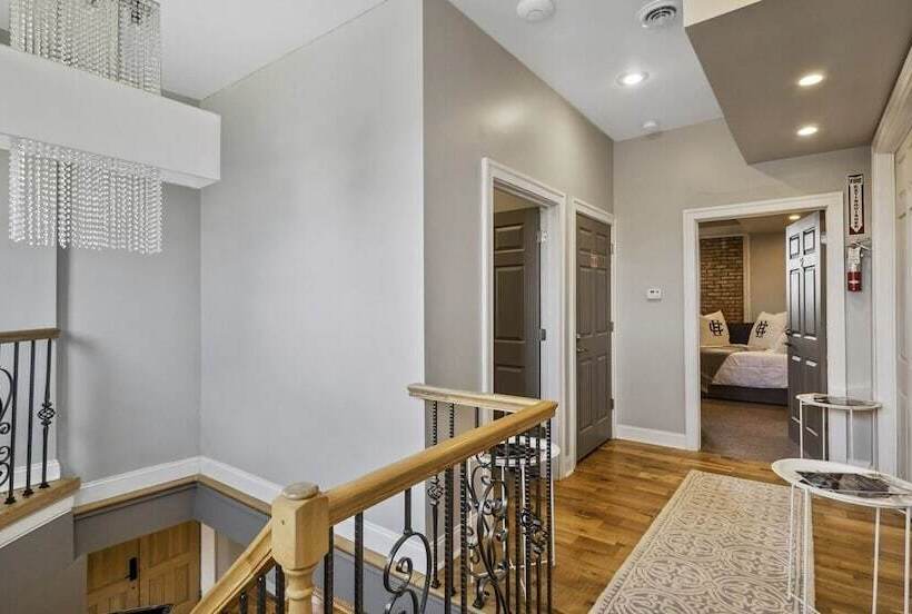 צימר The Cochrane House Luxury Historic Inn