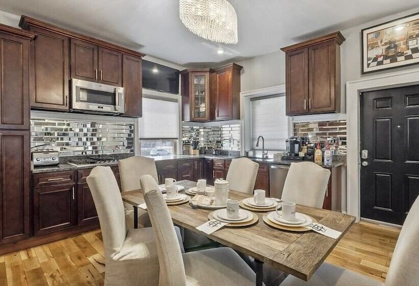 צימר The Cochrane House Luxury Historic Inn